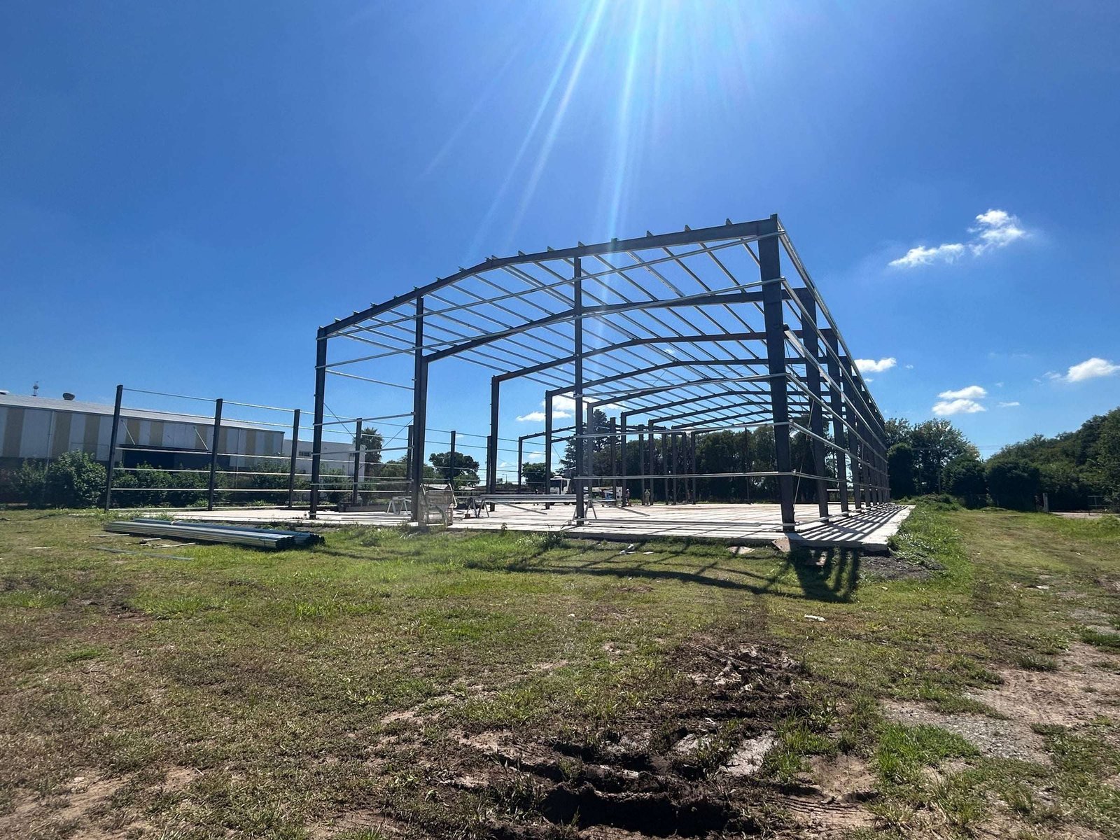 Estructura metálica de galpón a dos aguas montada sobre platea de hormigón