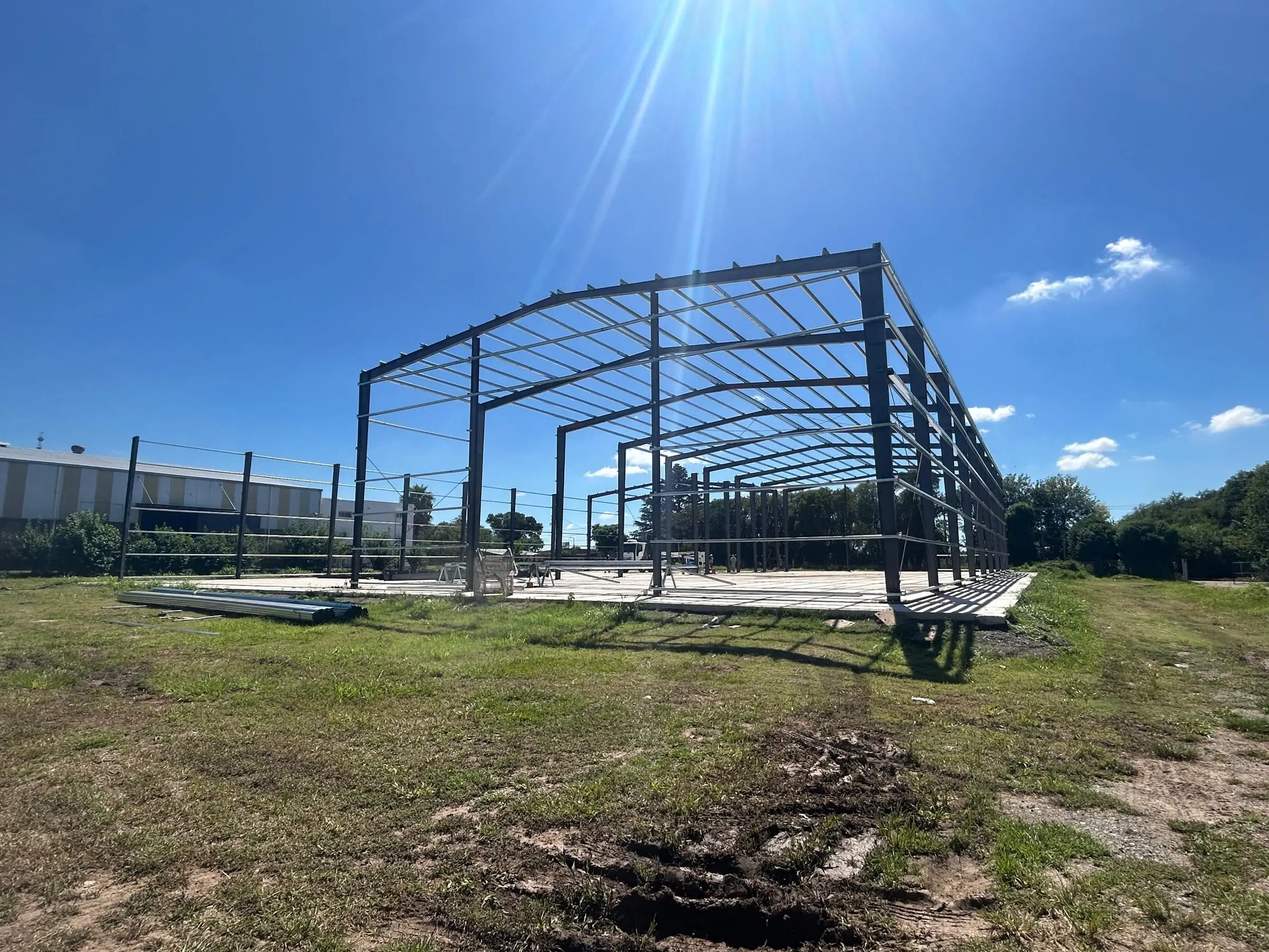 Estructura metálica de galpón industrial a dos aguas montada sobre platea de hormigón