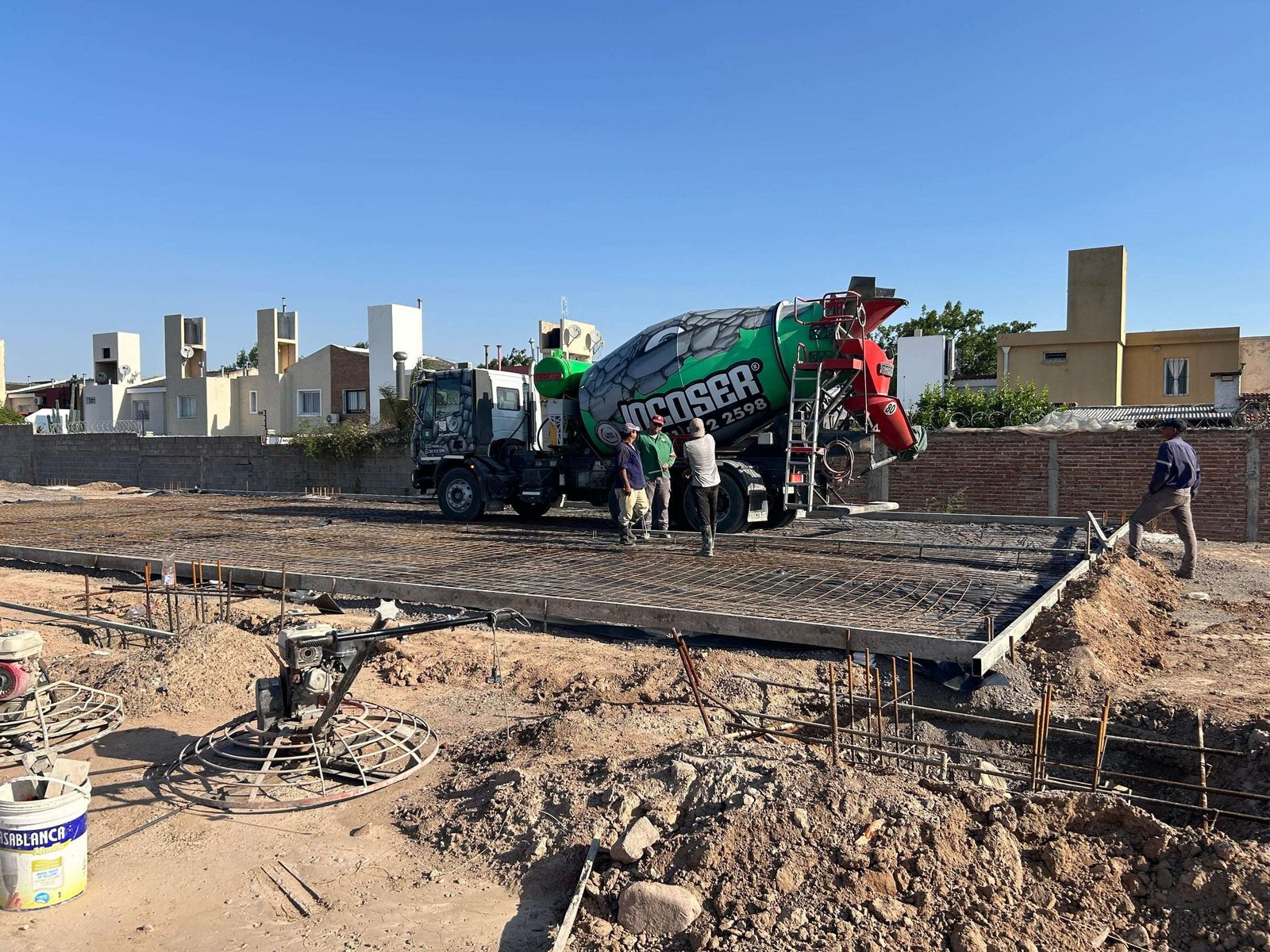 Hormigonado de platea con camión mixer en obra de galpón parabólico