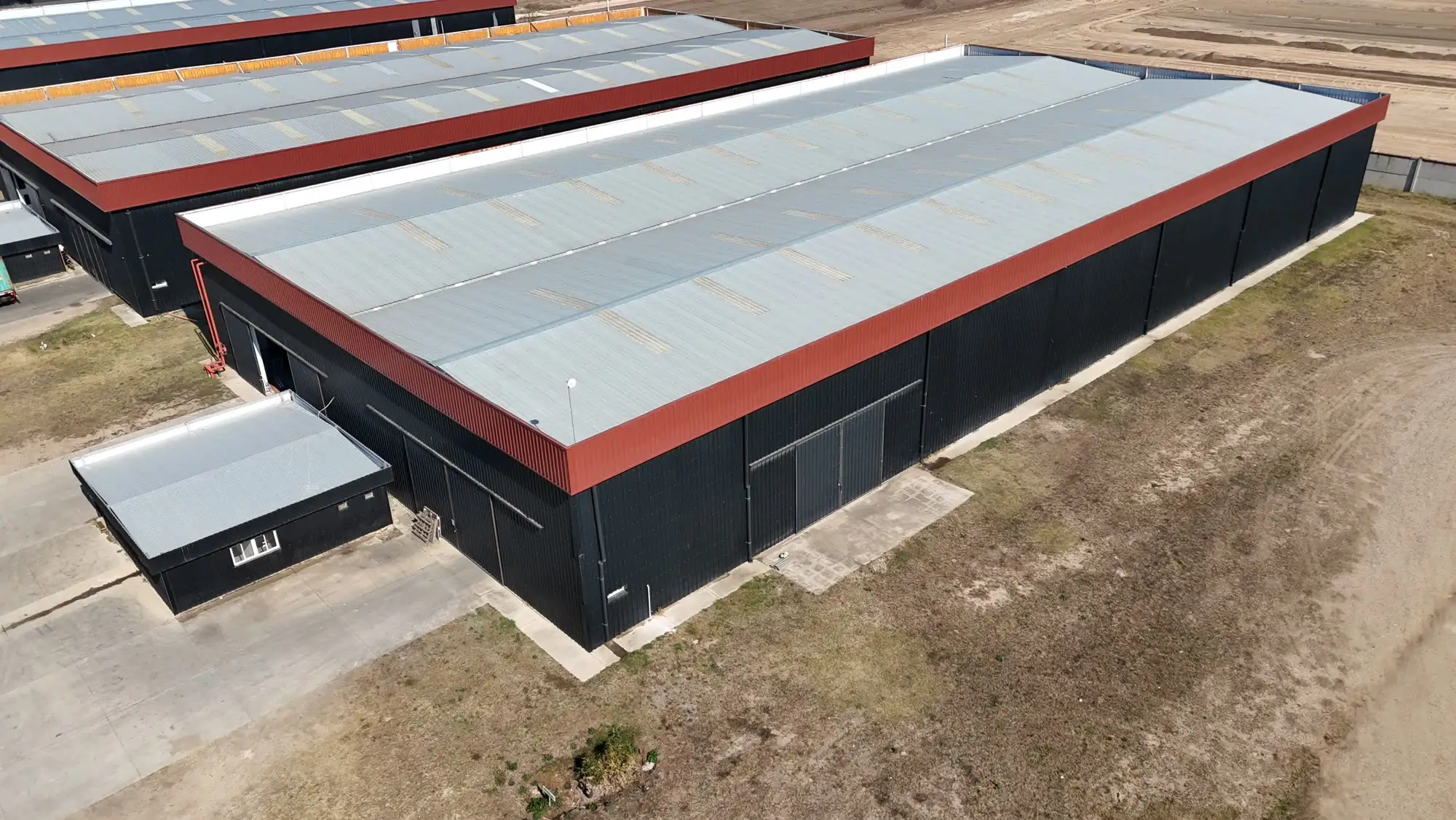 Nave industrial de gran porte terminada, con oficina anexa de menor altura