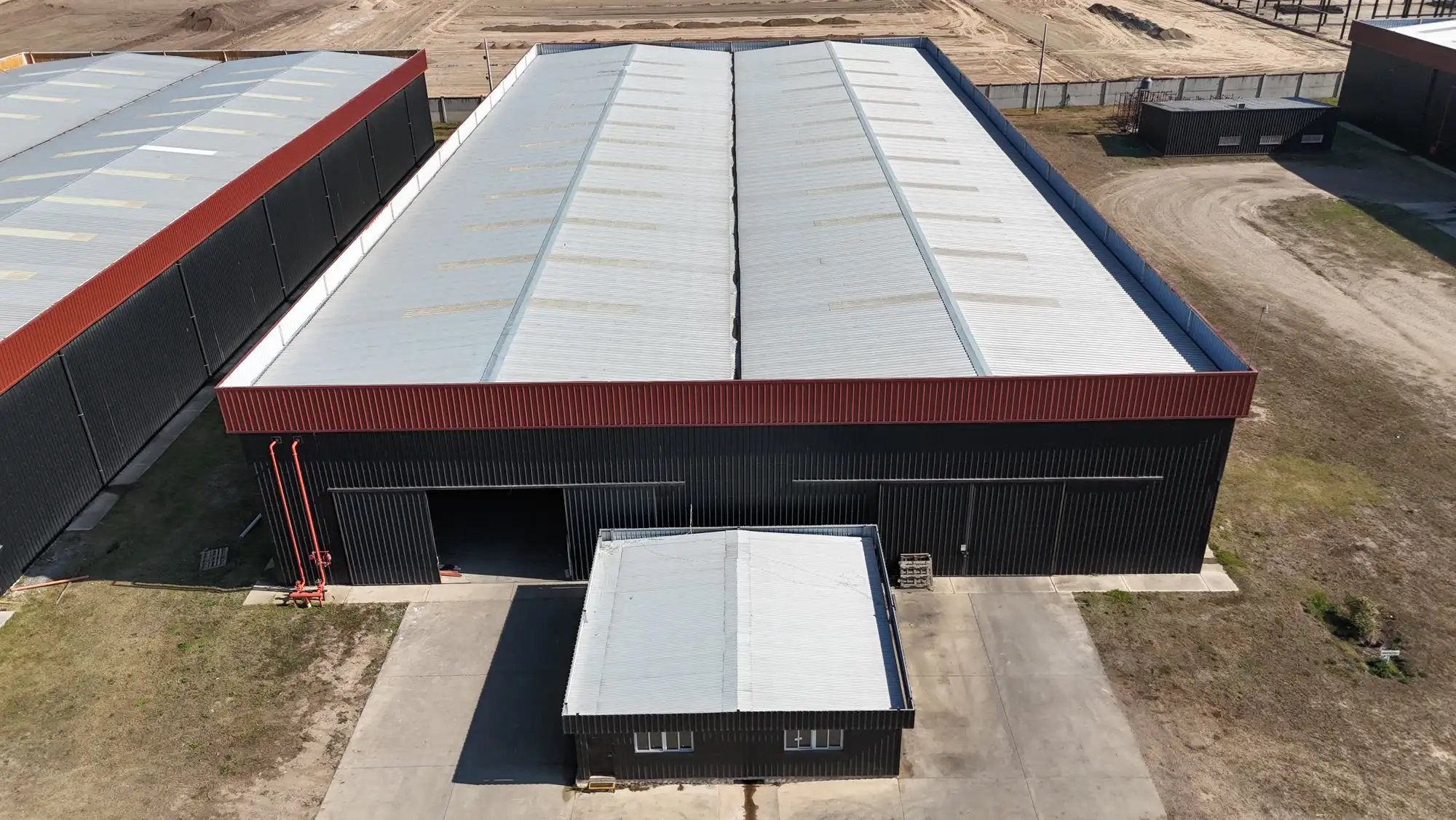 Nave industrial de gran porte terminada, vista de frente con el cerramiento completo