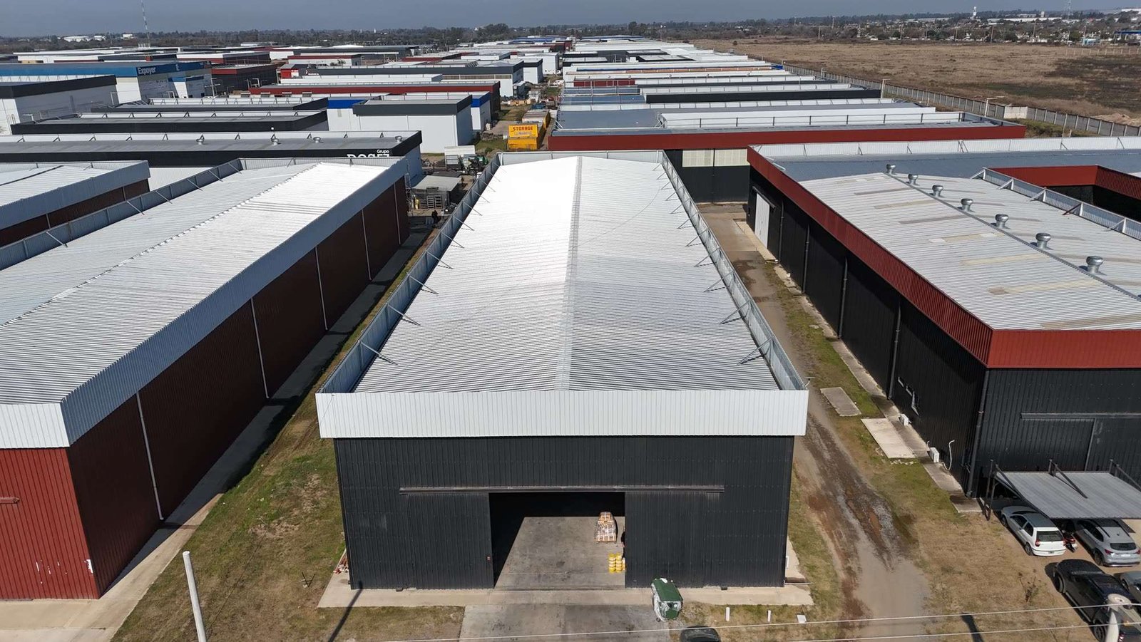 Nave industrial terminada con portón de gran altura abierto en la fachada
