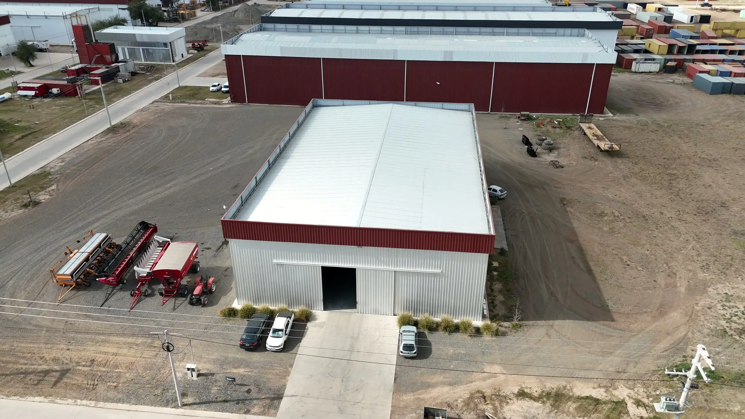 Vista aérea frontal de una nave industrial terminada llave en mano