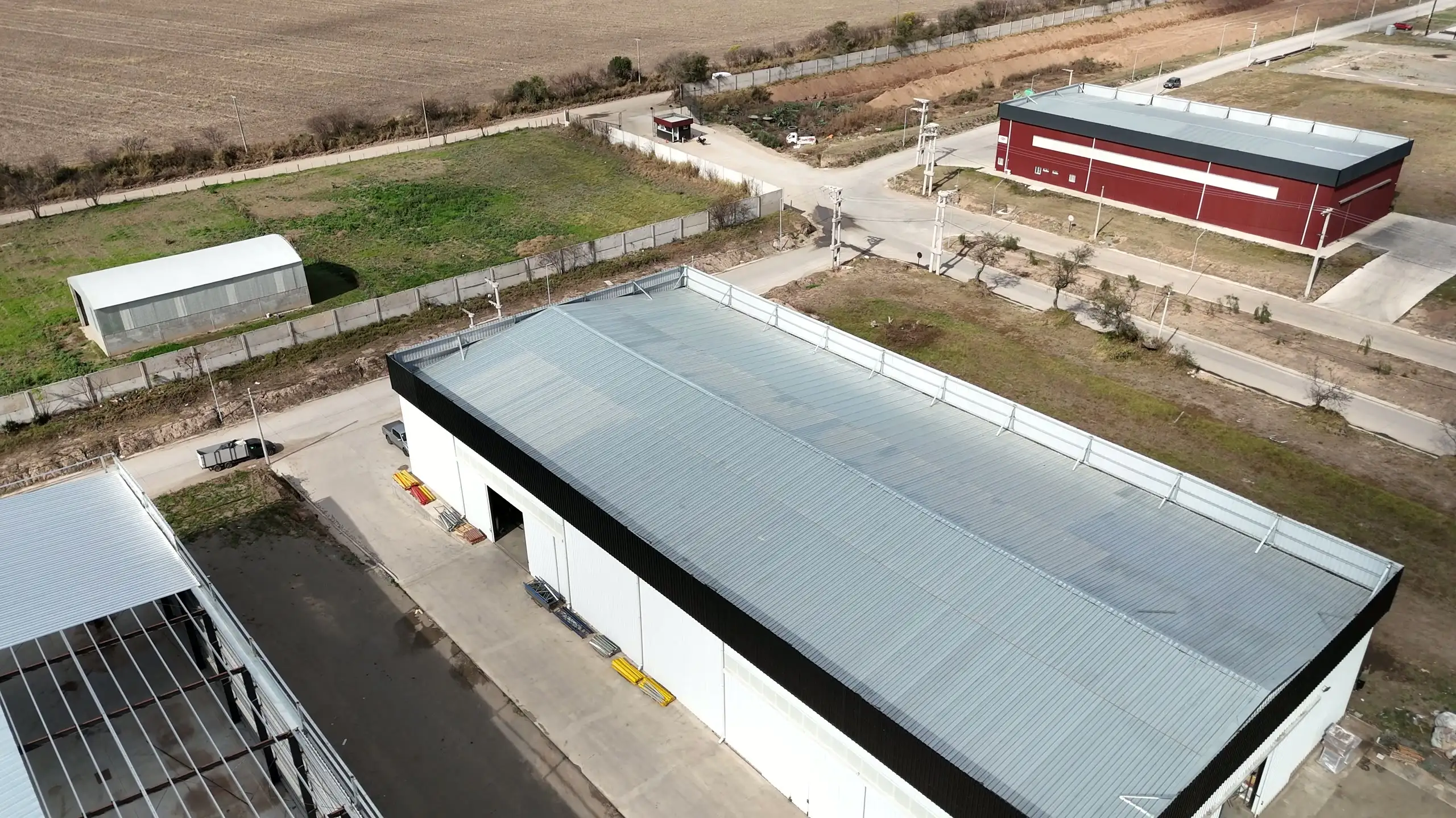 Vista aérea de una nave industrial terminada con su playa de maniobras de hormigón