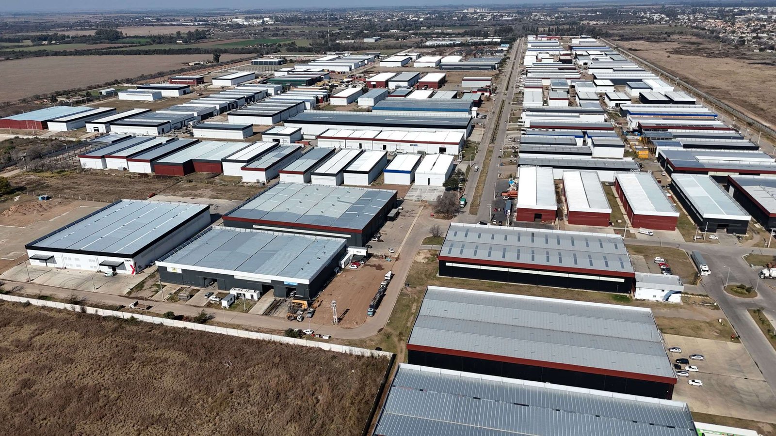 Vista aérea de un parque industrial con naves y calles internas