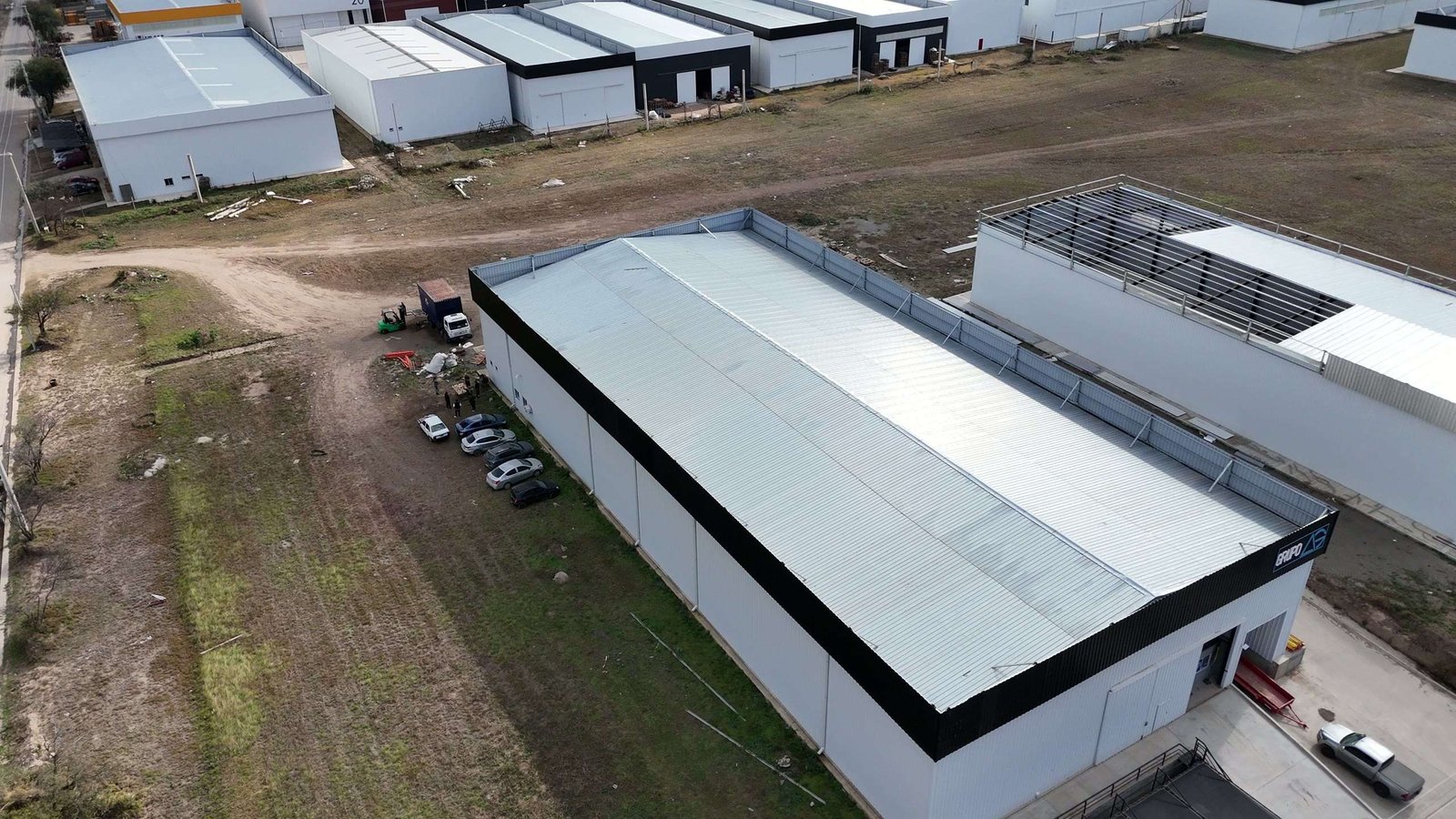 Vista aérea de una nave industrial terminada y en uso dentro de un parque industrial